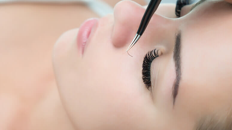 Przedłużanie, tusz – co niszczy rzęsy?