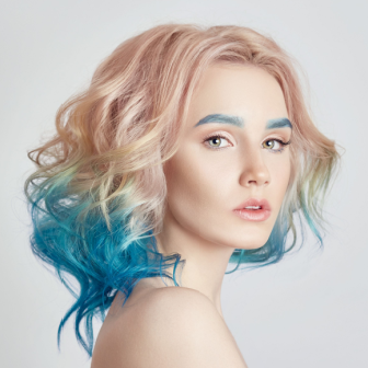 Tęczowe włosy pełne blasku – prawidłowa pielęgnacja kolorowych włosów