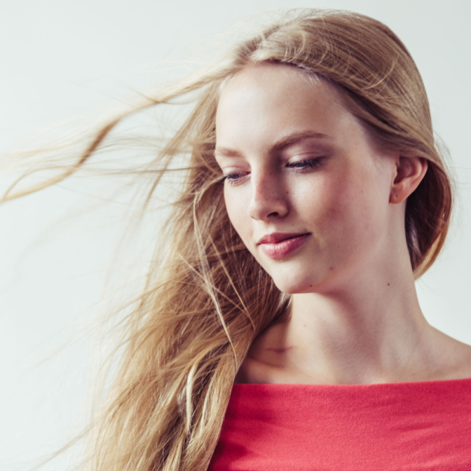 Elektryzowanie włosów – dlaczego? Sposoby