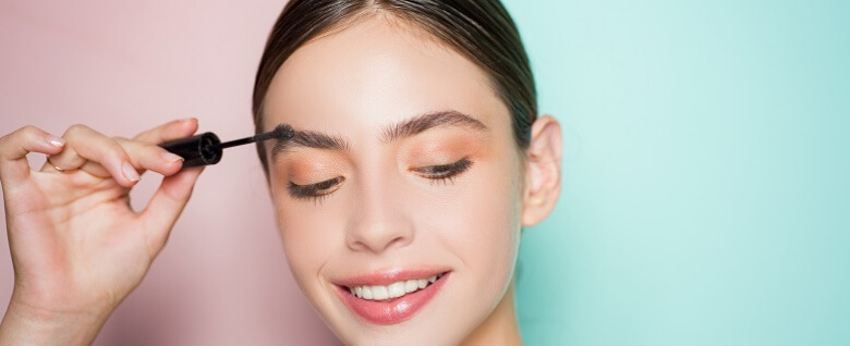 Kształty brwi – jak je narysować? Makijaż krok po kroku