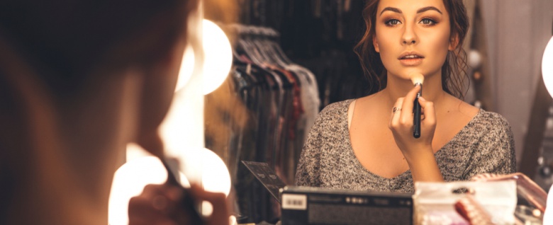 Makijaż wieczorowy z nutką koloru