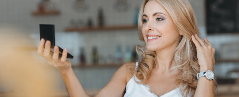 Makijaż korekcyjny: opadająca powieka