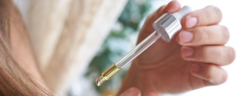 Jak olejować włosy i który olej wybrać? Sposoby