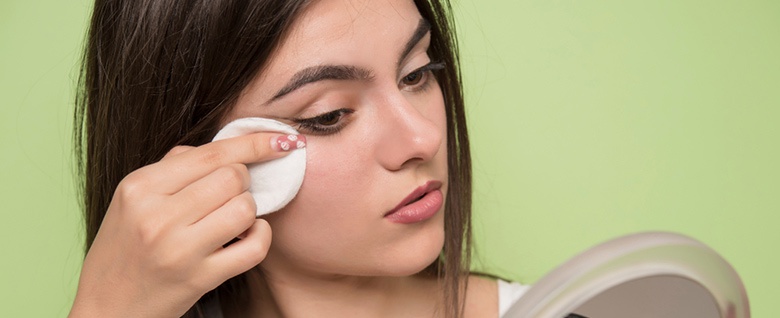 Sposób na piękne rzęsy – Prawidłowy demakijaż oczu krok po kroku