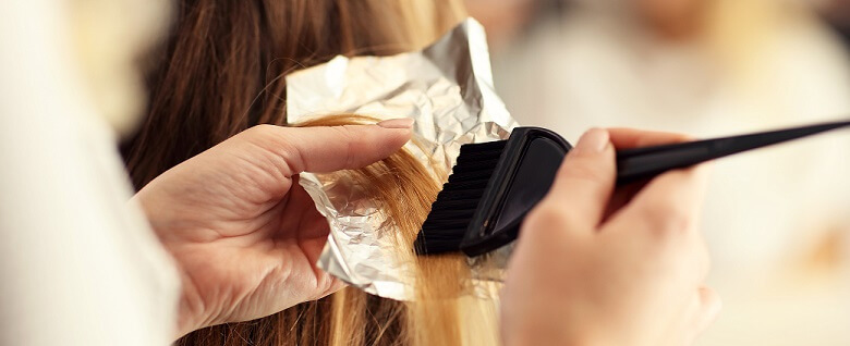 Wypadające włosy po farbowaniu – prawda czy mit?