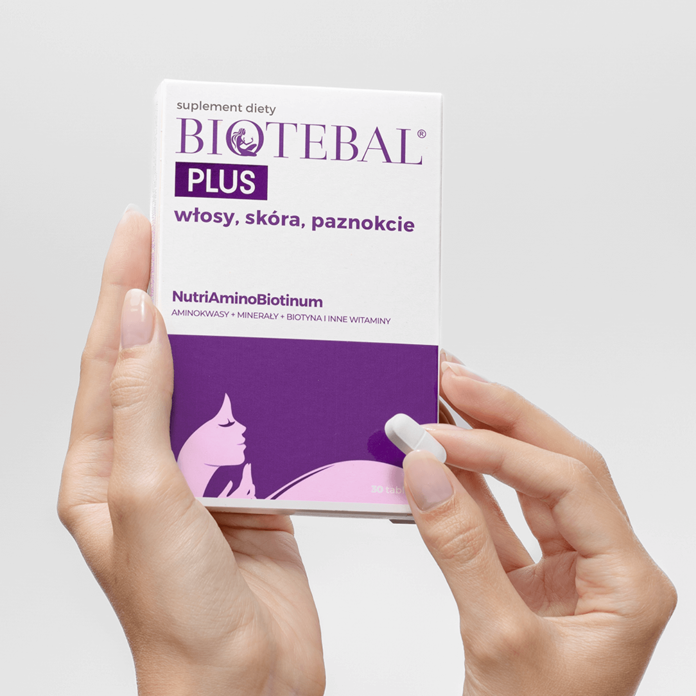 Biotebal Plus - packshot i tabletka w dłoniach