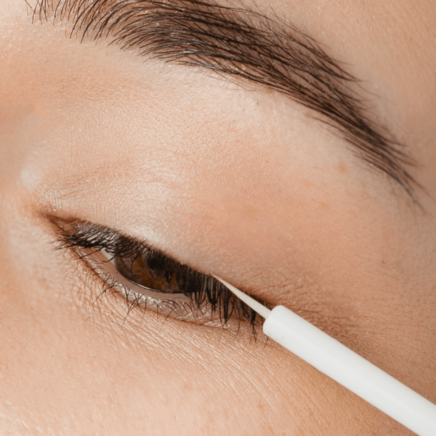 Modelka podczas nakładania Biotebal rzęsy pure