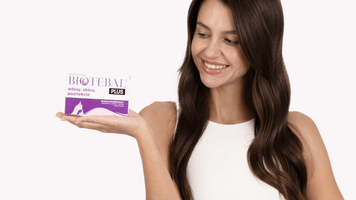 Modelka trzyma na dłoni packshot Biotebal Plus