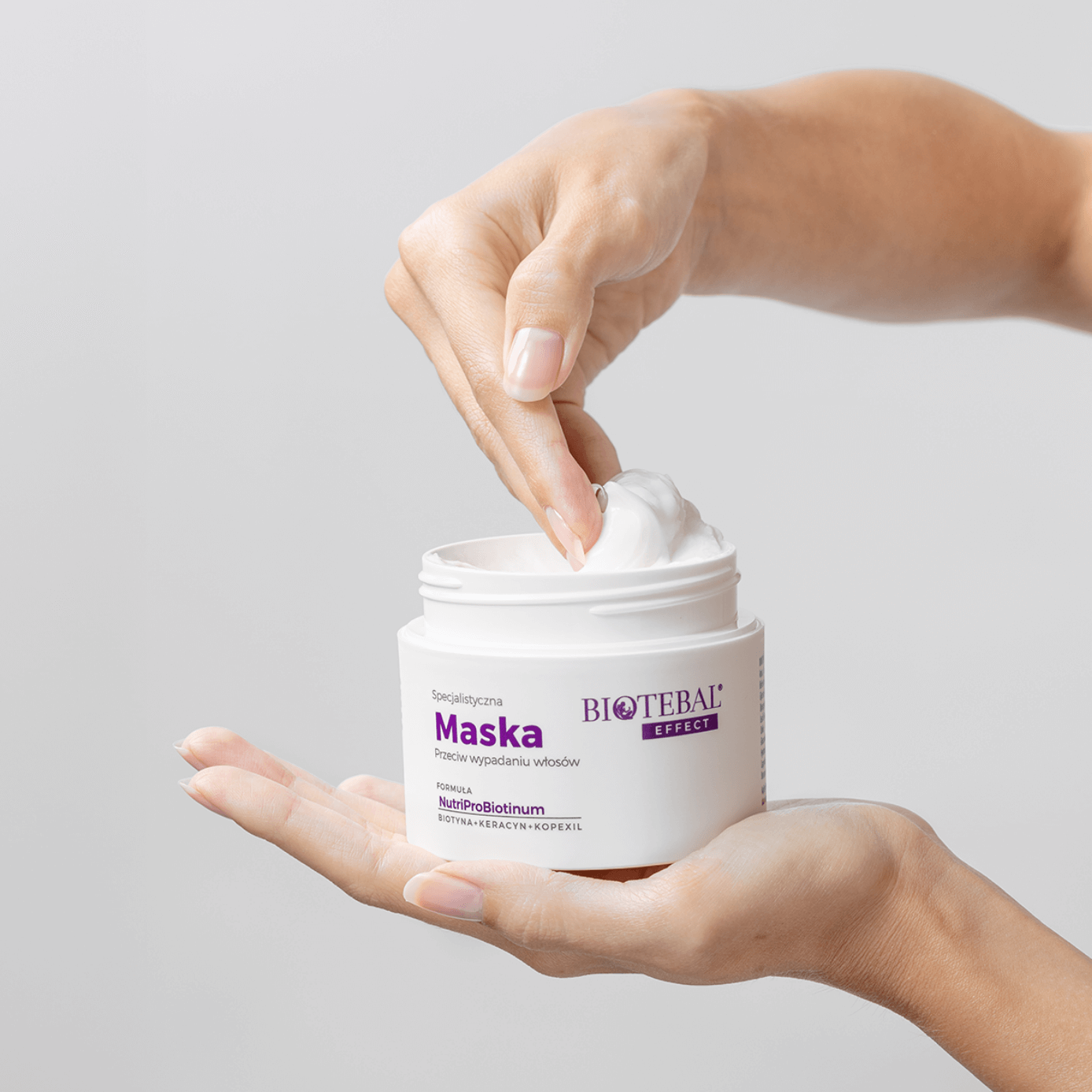 Dłoń nakładająca maskę Biotebal effect