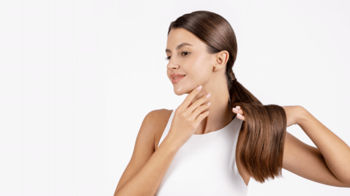 modelka przeczesuje włosy