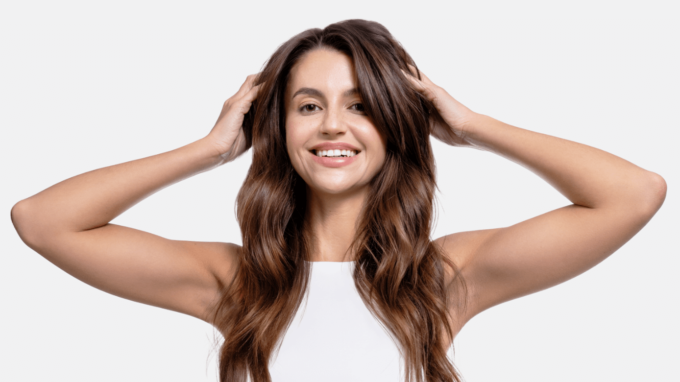 uśmiechnięta modelka przeczesuje włosy