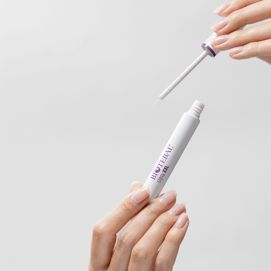 Biotebal rzęsy xxl - produkt w kobiecej dłoni